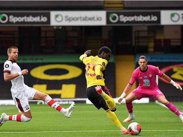 Watford mắc nhiều sai lầm ở trận này