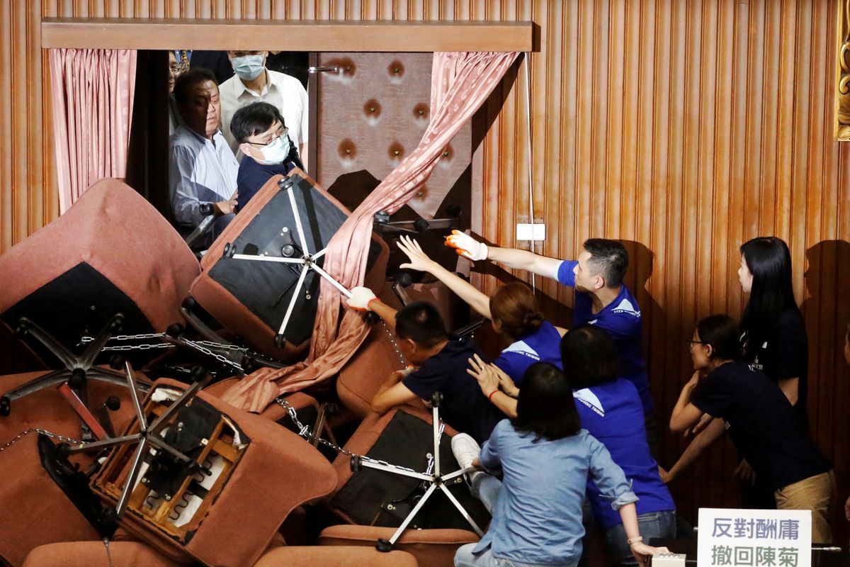 Nghị sĩ Quốc Dân đảng chặn cửa vào nghị viện Đài Loan bằng bàn ghế (ảnh: SCMP)