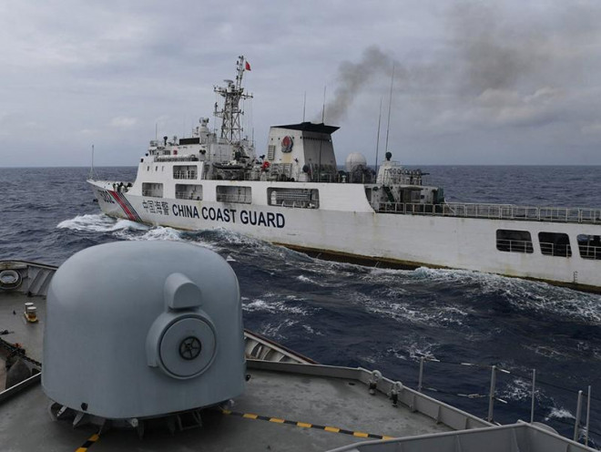 Tàu hải cảnh TQ (xa) và tàu tuần tra của hải quân Indonesia (gần) đụng độ nhau tại vùng biển quần đảo Natuna hồi tháng 1. Ảnh: REUTERS