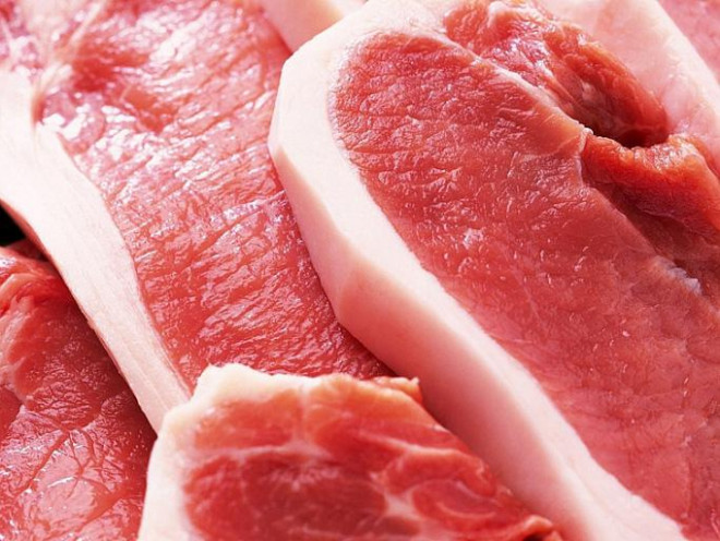 Thịt lợn tươi sẽ có màng ngoài khô, màu sắc đỏ tươi hoặc đỏ sẫm, óng ả. Ảnh minh họa