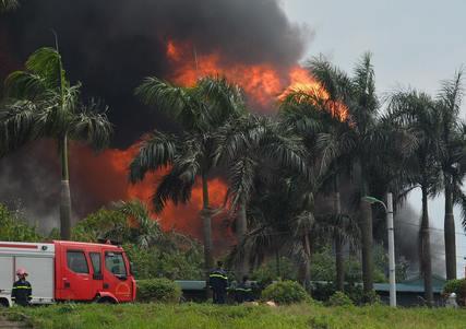 Vụ cháy lớn ở Đức Giang trong sáng nay. Ảnh Nguyễn Chương