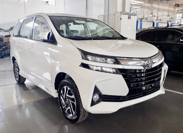 Toyota Avanza màu trắng