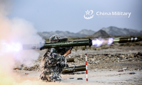 Binh sĩ Trung Quốc ở Tân Cương diễn tập khai hỏa tên lửa chống tăng.