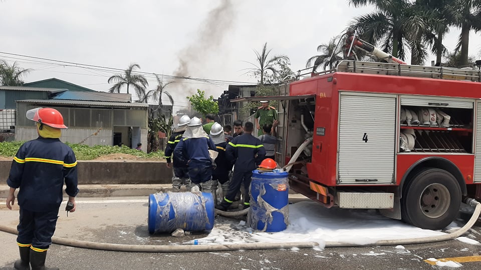 Hà Nội: Cháy lớn tại kho hàng ở cảng Đức Giang - 5