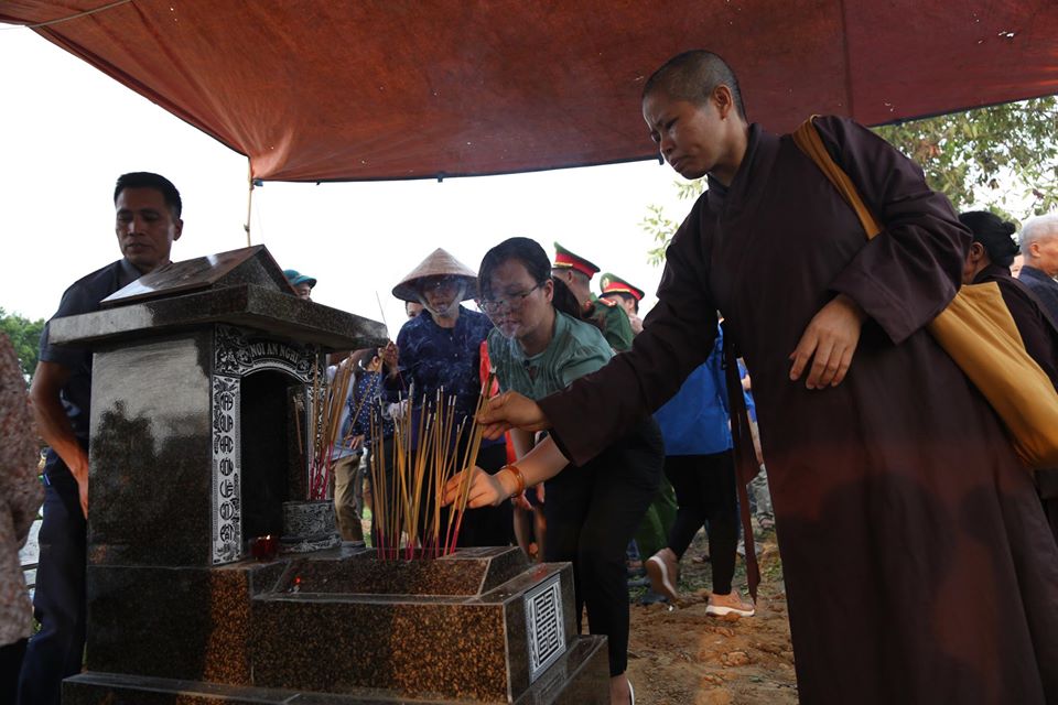 Trong buổi an táng cháu, các sư chùa cũng đến làm lễ cầu siêu cho bé. Di ảnh cháu bé được đưa về chùa tại xã&nbsp;Thanh Mỹ, các thủ tục còn lại về tâm linh sẽ được nhà chùa hoàn thiện.