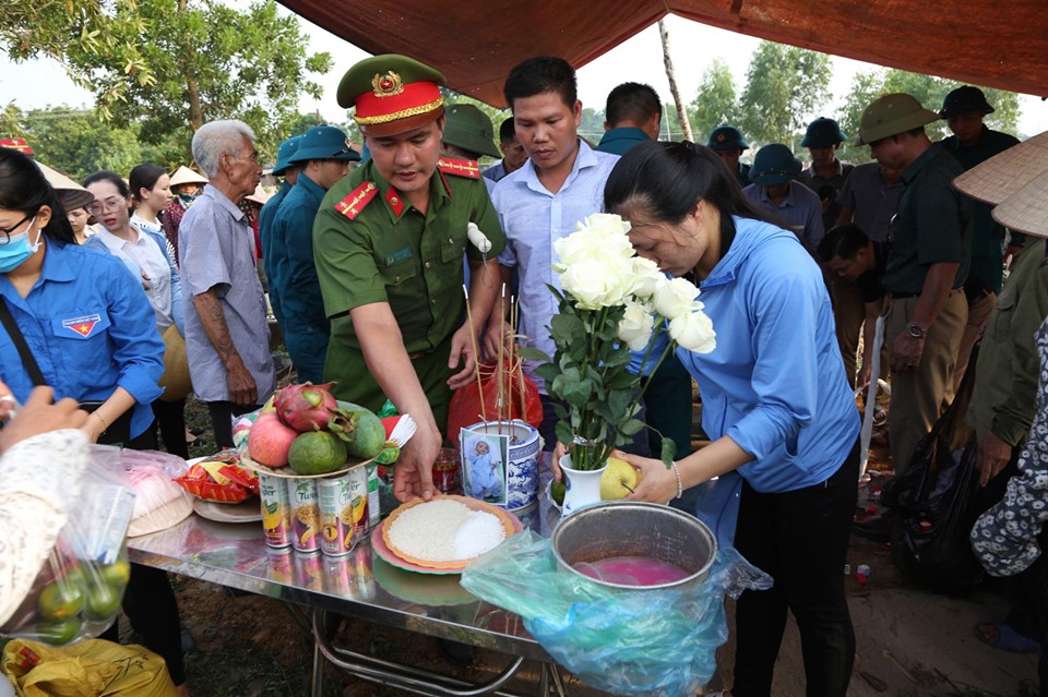 &nbsp;Ngày 29/6,&nbsp;Bệnh viện Đa khoa Xanh Pôn cho biết, bé sơ sinh bị mẹ&nbsp;bỏ rơi ở hố ga suốt 3 ngày dưới trời nắng nóng&nbsp;ở xã Thanh Mỹ (thị xã Sơn Tây, Hà Nội)&nbsp;đã qua đời vào 13h30. Do không có gia đình, người thân đến nhận cháu bé, đến&nbsp;17h chiều 30/6, chính quyền UBND xã Thanh Mỹ, các ban ngành đoàn thể xã cùng chính quyền UBND TX Sơn Tây&nbsp;(Hà Nội)&nbsp;và người dân quanh khu vực đã tổ chức tang lễ tiễn đưa cháu bé về nơi an nghỉ cuối cùng ở nghĩa trang khu vực.