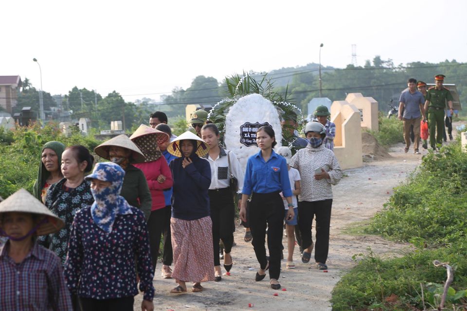 &nbsp;Nhiều người dân quanh khu vực đã đội nắng chờ đợi để tiễn đưa bé trai về nơi an nghỉ cuối cùng theo phong tục địa phương.