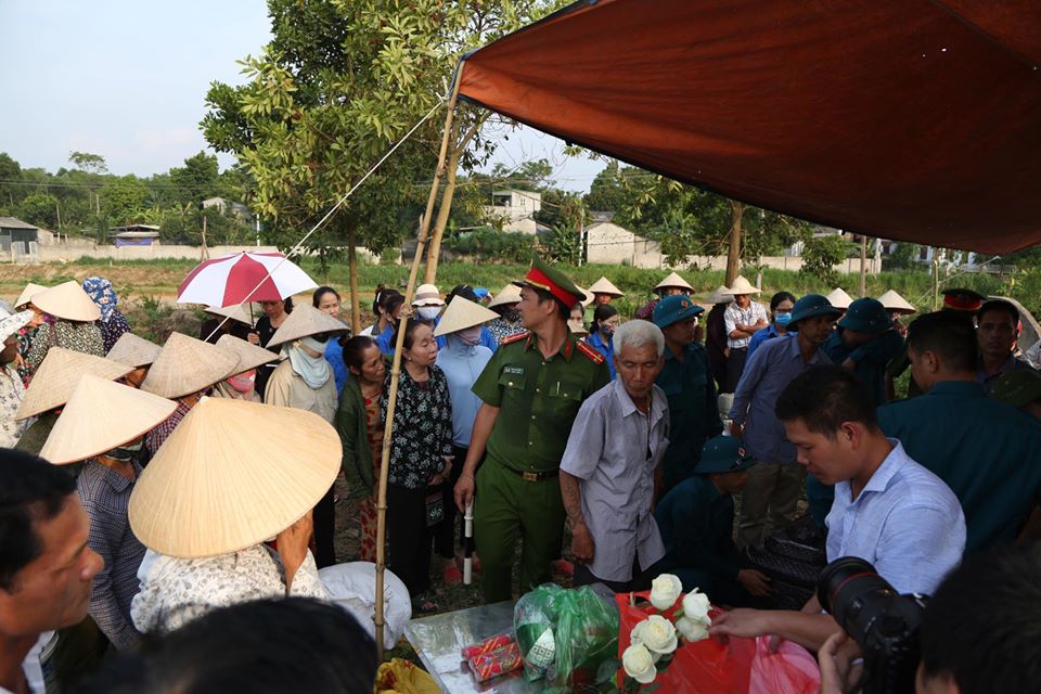 Trong buổi an táng&nbsp;cho&nbsp;cháu&nbsp;bé, chính quyền UBND xã Thanh Mỹ đã&nbsp;chuẩn bị kỹ lưỡng&nbsp;mọi thủ tục.&nbsp;Lực lượng chức năng, dân quân tự vệ và các ban ngành địa phương chung tay lo cho buổi an táng cháu&nbsp;bé&nbsp;được hoàn thiện.