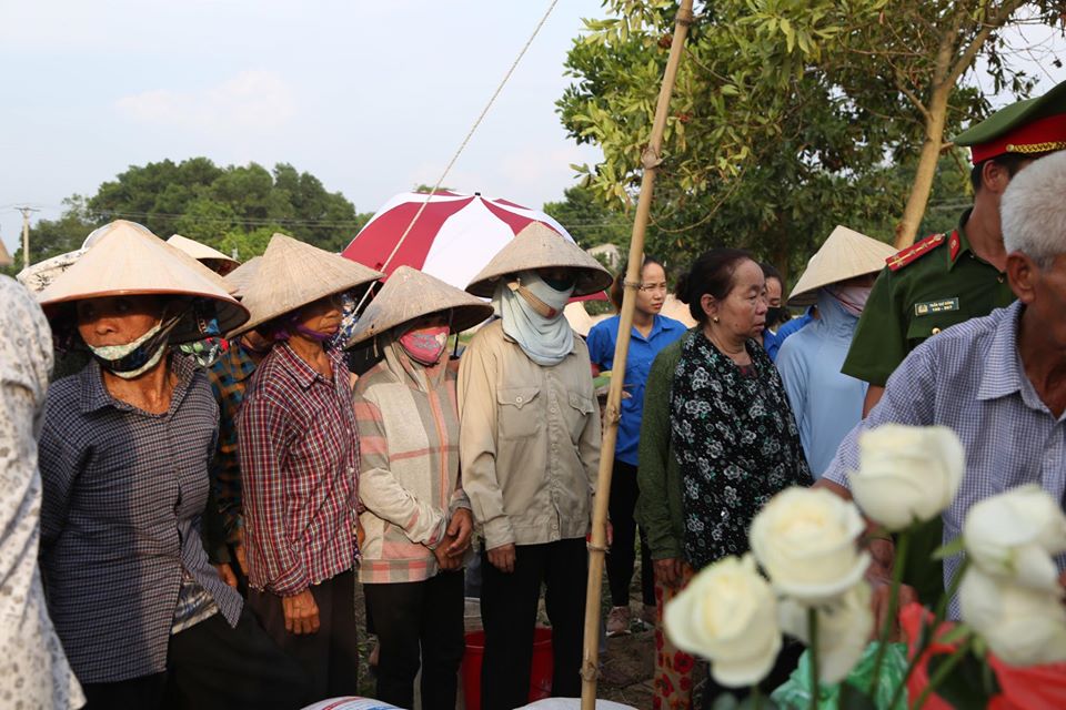 &nbsp;Người dân không ai bảo ai, lặng lẽ đến tiễn đưa cháu bé về nơi an nghỉ cuối cùng. Mọi người đều cảm thấy khâm phục sự kiên cường của bé trong thời gian qua.