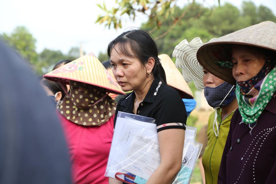 Chị Nguyễn Phương Thảo, người sát sao cháu bé trong suốt thời gian cháu nằm viện buồn bã trong đám tang cháu bé.