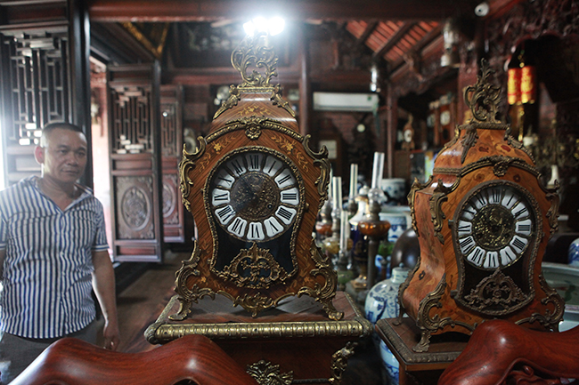 Trong không gian ngôi nhà gỗ 3 gian của anh Phạm Văn Thuộc, xóm 10, xã Thụy Bình (Thái Thụy, Thái Bình) góc nào cũng thấy những chiếc đồng hồ cổ có nguồn gốc từ châu Âu được chế tác rất tinh xảo và chúng rất có giá trị.
