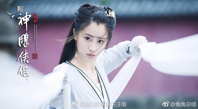 Năm 2018, làng giải trí Trung Quốc "phát sốt" với nhan sắc mỹ nhân đóng Tiểu Long Nữ trong "Thần điêu đại hiệp" phiên bản 2019. Đó là diễn viên Mao Hiểu Tuệ. Thời điểm đóng phim cô vừa 22 tuổi.


