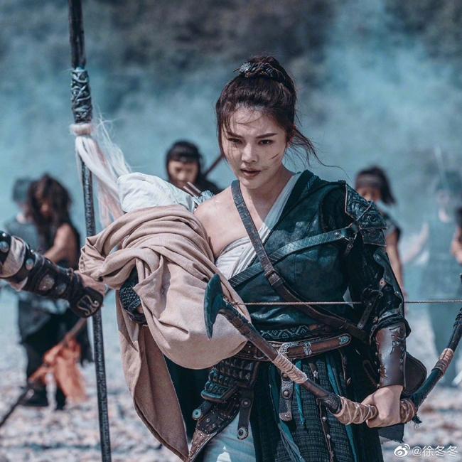 Mới đây, người đẹp sexy tiếp tục gây tranh cãi khi nhận lời đóng vai võ tướng Triệu Tử Long phiên bản nữ trên màn ảnh.
