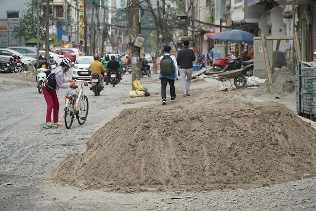 Mặt khác, các hộ cho rằng có quyền thương lượng giá bồi thường với chủ đầu tư thực hiện dự án thương mại, dịch vụ nên hiện cả 3 hộ chưa đồng tình với mức giá bồi thường theo phương án UBND quận Thanh Xuân phê duyệt.
