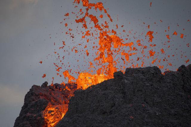 Theo các chuyên gia, núi lửa phun trào khoảng 300.000 mét khối dung nham. Nguồn: AP