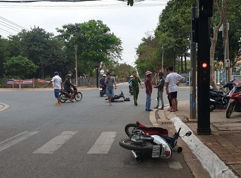 Người phụ nữ can đảm cùng thầy giáo nhiệt tình bắt tại trận 2 tên cướp - 1