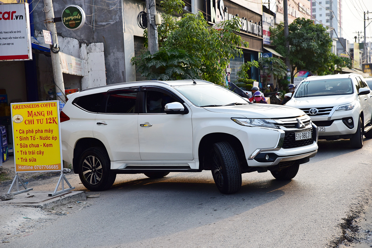 Ô tô các công ty, showroom, người dân trong các con hẻm di chuyển ra vào rất khó khăn khi phần đường bị thu hẹp lại bởi rào chắn. Mỗi khi có xe di chuyển ra, hàng chục xe phải dừng chờ kéo dài.