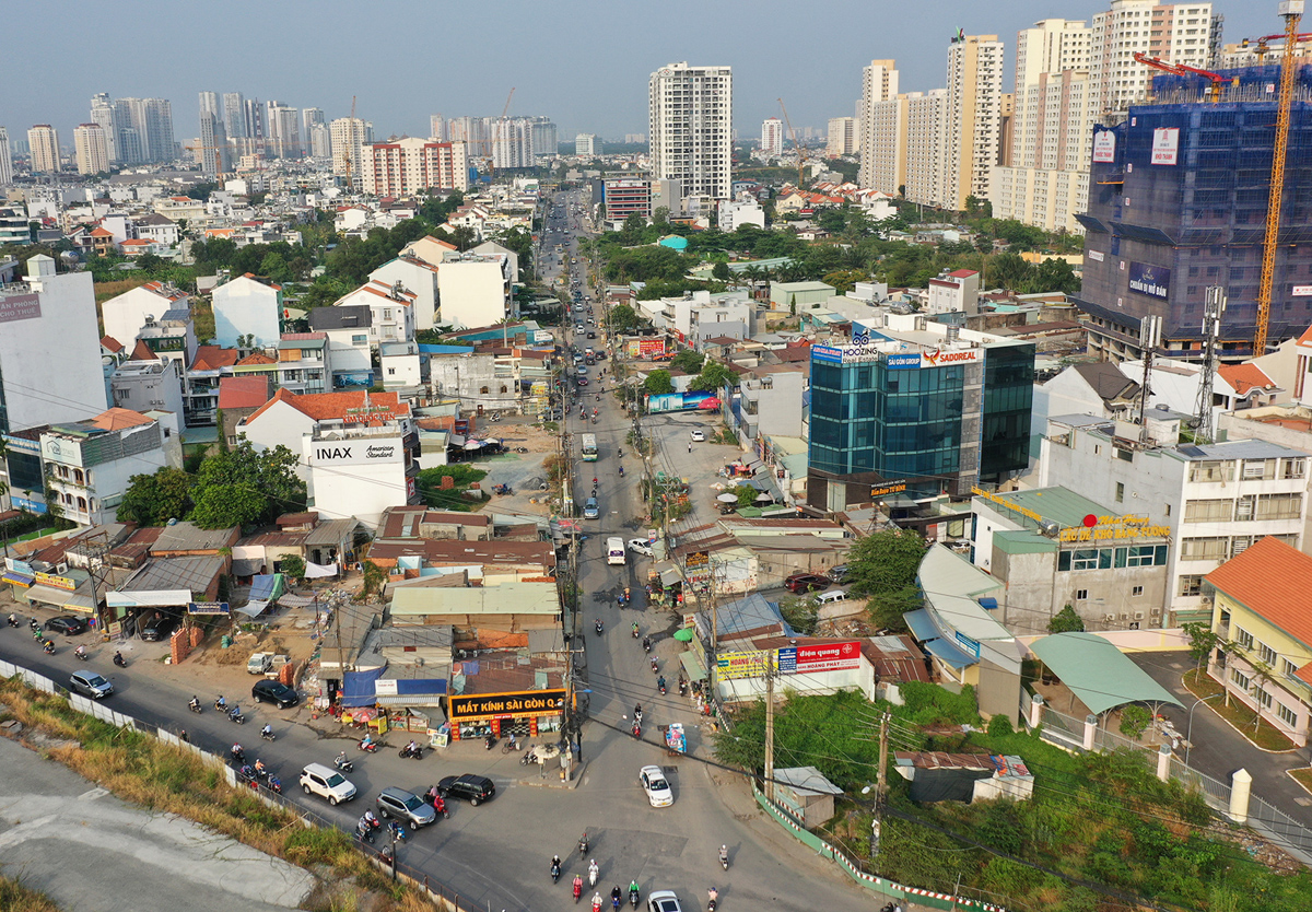 Dự án có tổng mức đầu tư hơn 800 tỷ đồng với thiết kế rộng 30m, có 6 làn xe này vẫn đang ngổn ngang các đoạn hai đầu đường. Công trình kỳ vọng sẽ đáp ứng nhu cầu giao thông theo sự phát triển của Khu đô thị mới Thủ Thiêm, kết nối với đường cao tốc TP.HCM - Long Thành - Dầu Giây và khu Đông thành phố. Tại đoạn giao với đường Trần Não, một đoạn dài khoảng 300m vẫn chưa được thi công do chưa giải phóng mặt bằng.