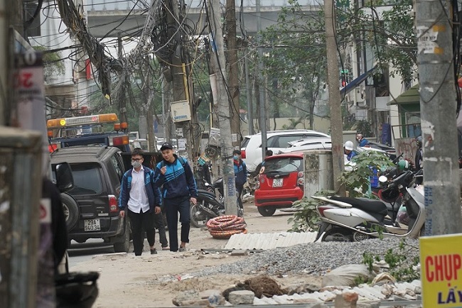 Theo đúng kế hoạch, công trình dự kiến hoàn thành trước ngày 24-12-2019, tuy nhiên đến thời điểm hiện tại nơi thi công vẫn ngổn ngang vật liệu xây dựng, cơ sở hạ tầng xuống cấp ảnh hưởng trực tiếp tới sinh hoạt và kinh doanh của người dân xung quanh khu vực, giao thông đi lại khó khăn.
