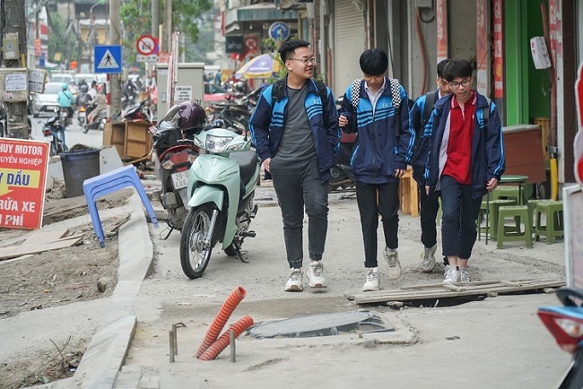 Hạ tầng đường sá xuống cấp ảnh hưởng trực tiếp đến quá trình tham gia giao thông của người dân.
