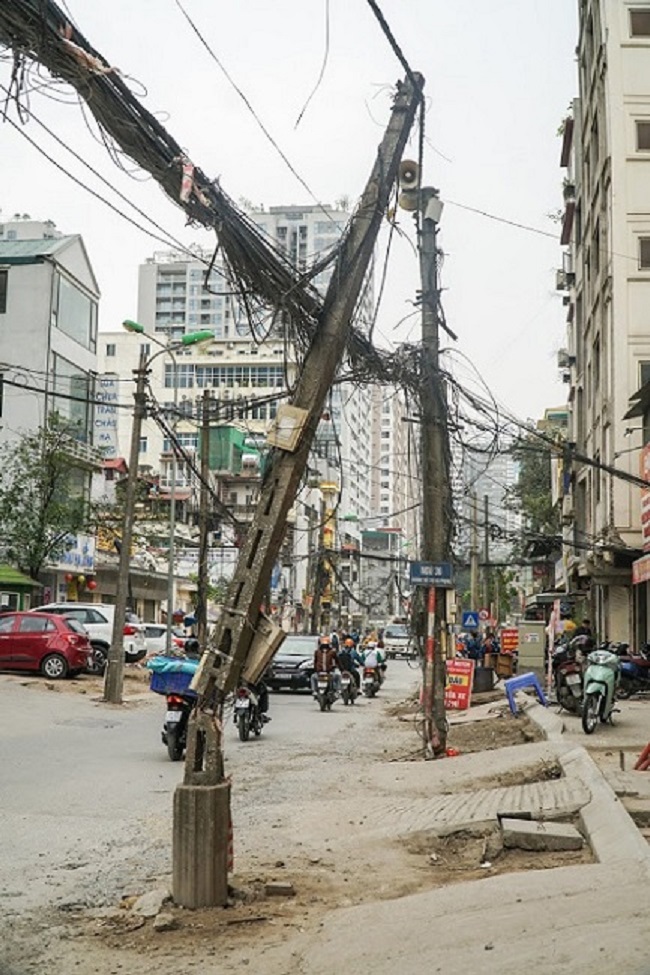 Cột điện&nbsp;đổ nghiêng tiềm ẩn nhiều mối nguy hại.
