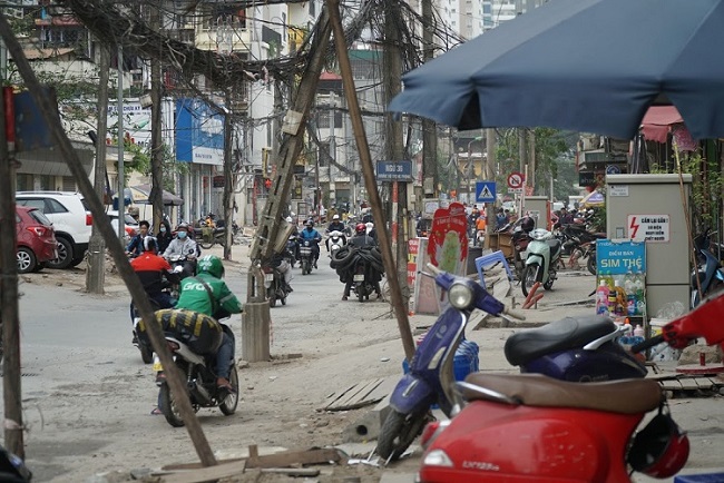 Theo đại diện Ban quản lý đầu tư xây dựng quận Thanh Xuân, nguyên nhân dẫn đến việc chậm tiến độ thi công Dự án cải tạo, mở rộng phố Vũ Trọng Phụng chủ yếu do vướng mắc trong quá trình giải phóng mặt bằng.
