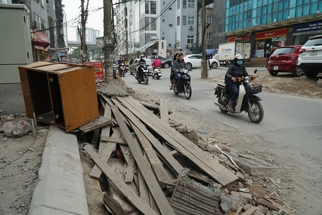 Còn 3 hộ dân trú tại số 71, 73 và 75 Vũ Trọng Phụng hiện chưa đồng tình với phương án bồi thường, hỗ trợ tái định cư bởi nhà ở của 3 hộ đang nằm trong chỉ giới thu hồi đất của Dự án xây dựng trung tâm thương mại, dịch vụ, văn phòng và nhà ở (số 69 Vũ Trọng Phụng), trước đây chủ đầu tư dự án này đã lên phương án bồi thường khi thu hồi đất.
