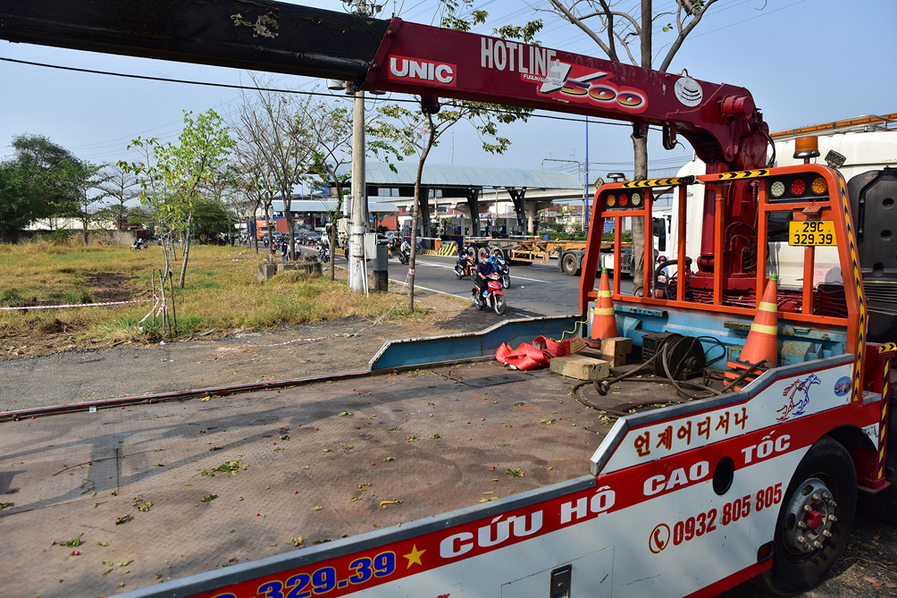 Đơn vị thu phí phải thuê xe cẩu túc trực ở hai đầu trạm thu phí để đề phòng các trường hợp xe chết máy, các sự cố gây nguy cơ trạm bị ùn tắc.