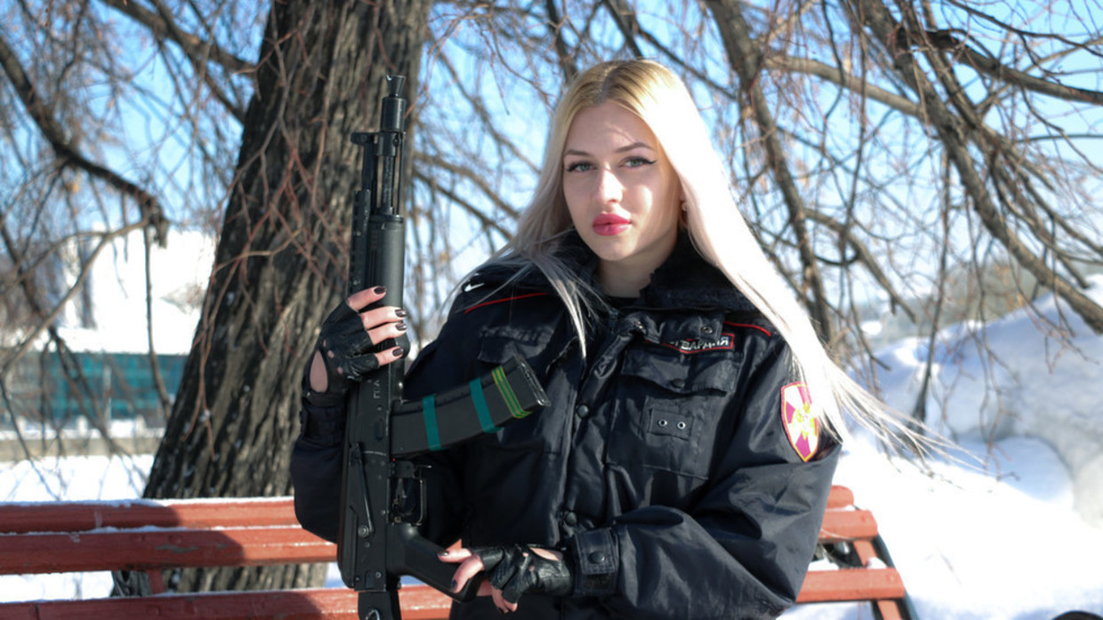 Anna Khramtsova là nữ cảnh sát thuộc hàng ngũ Vệ binh Quốc gia Nga, bị sa thải từ tháng 12.2020.