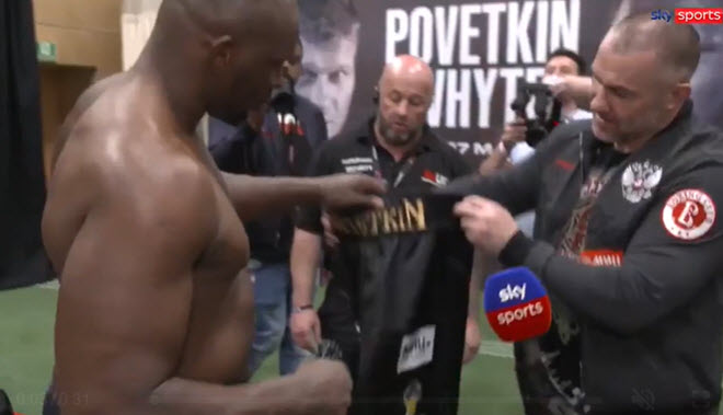 Dillian Whyte (trái)&nbsp;tiếc "đứt ruột" sau khi đổi quần với đối thủ