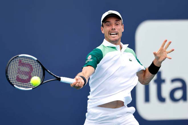 Bautista Agut đánh bóng bền ấn tượng để loại hạt giống số 1 khỏi Miami Open năm nay