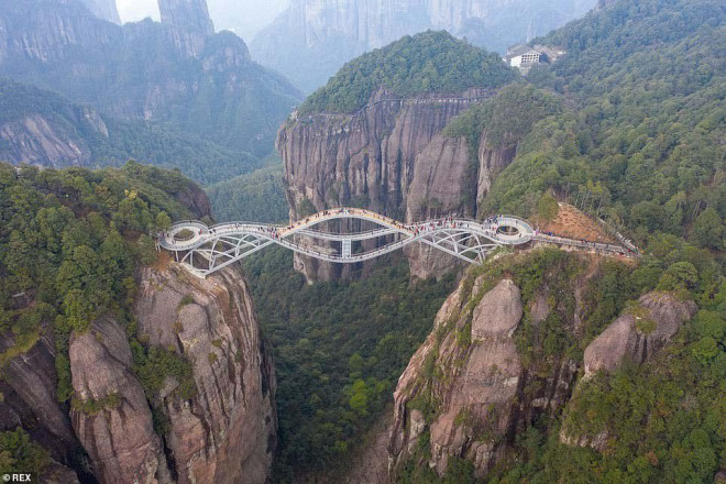 Những bức ảnh chụp một cây cầu kính hai tầng ở Trung Quốc với thiết kế nhấp nhô kỳ ảo khiến du khách không khỏi bất ngờ.