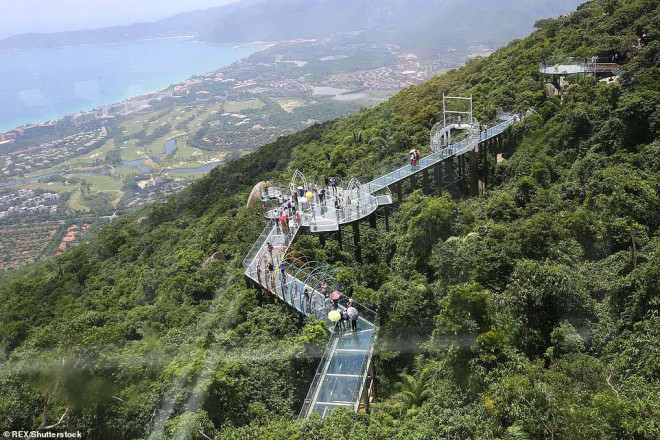 Những cây cầu kính ở Trung Quốc khiến du khách “thót tim” - 7