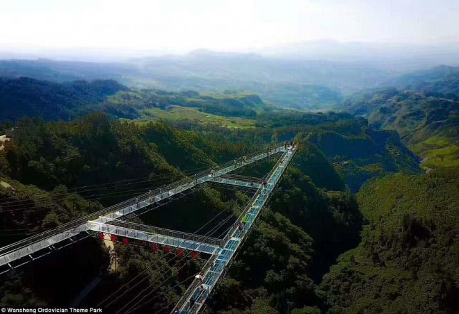 Những cây cầu kính ở Trung Quốc khiến du khách “thót tim” - 8