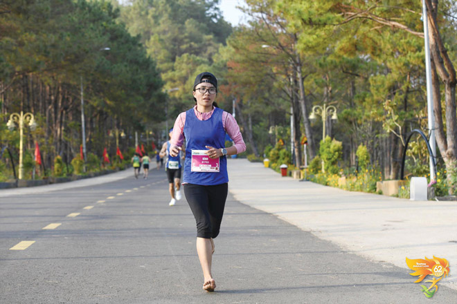“Nữ hoàng chân đất” Phạm Thị Bình trên đường chạy Tiền Phong Marathon