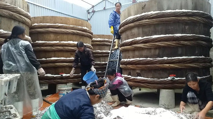 Cơ sở sản xuất nước mắm&nbsp;của anh Hoàng đang tạo việc làm cho hơn 10 lao động tại địa phương.