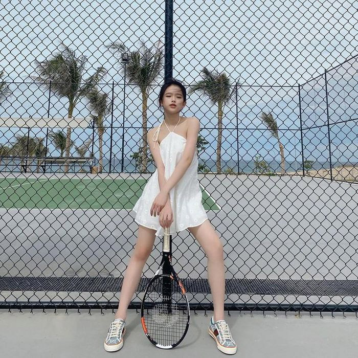 Linh Ka gây khó hiểu vì mặc yếm ra sân tennis.