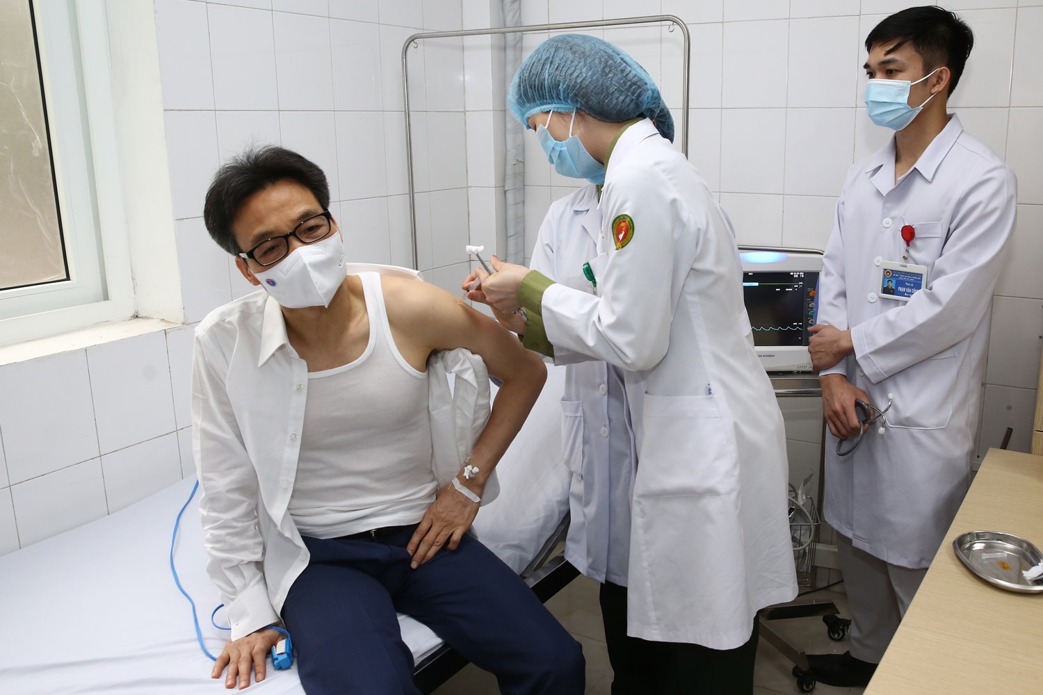 Phó Thủ tướng&nbsp;đã tiêm mũi 2 để hoàn tất tiêm thử nghiệm giai đoạn 2 của vắc-xin&nbsp;NanoCovax.(Ảnh: VGP)