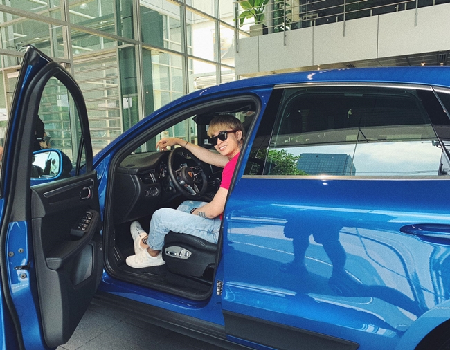 Cuối tháng 9.2019, Chi Dân tậu chiếc SUV thể thao Porsche Macan 2019 màu xanh lam Miami Blue, có giá hơn 3 tỷ đồng. Đây là mẫu Porsche Macan thế hệ mới nhất, vừa ra mắt tại Việt Nam hồi tháng 7. 2019.
