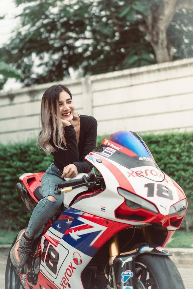 Người đẹp Thái Lan tạo dáng trên mô tô Ducati SuperBike 848 EVO
