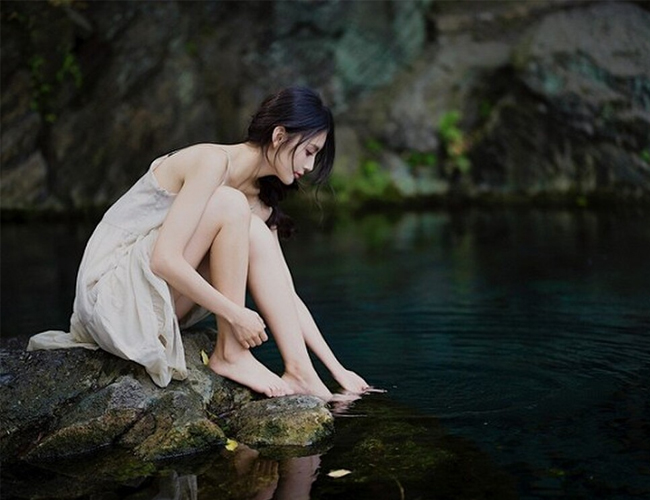 Tian Chou sinh năm 1997,  hiện nay cô đang là mẫu ảnh tự do tại Bắc Kinh, Trung Quốc.
