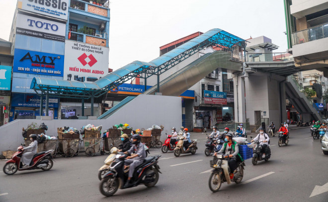 Tại khu vực này giao thông đi lại đông đúc