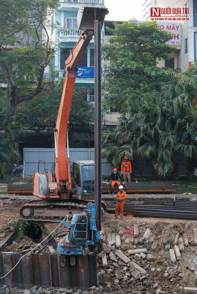 Ngoài ra, gói thầu số 2 của dự án cũng đang xây dựng hệ thống cống ngầm dài hơn 21km gom nước thải sông Tô Lịch về nhà máy xử lý nước thải Yên Xá gồm ba tuyến cống chính và những tuyến cống nhánh đấu nối thu gom nước thải từ các quận: Cầu Giấy, Đống Đa, Thanh Xuân, Hoàng Mai, đang được các nhà thầu tập trung thi công.