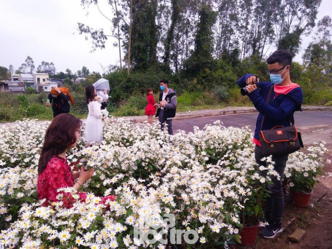 Đa số mọi người đến vườn hoa đều chú ý đeo khẩu trang để giữ an toàn sức khỏe cho mình và mọi người xung quanh.