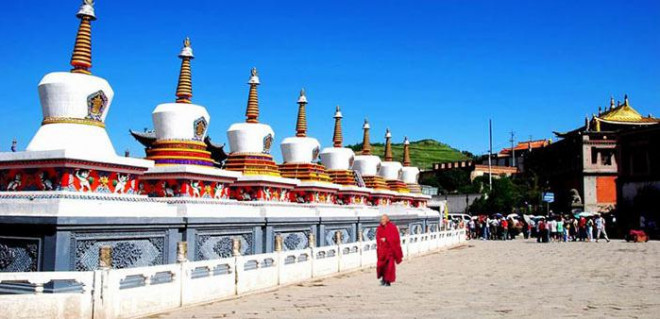 Tu viện Kumbum (tiếng Trung Quốc gọi là Ta’er) là nơi sinh của Tsongkhapa - vị đạo sư Phật giáo Tây Tạng đã tại ra giáo phái Mũ Vàng (Gelug Sect), cũng là một điểm đến du lịch nổi tiếng.