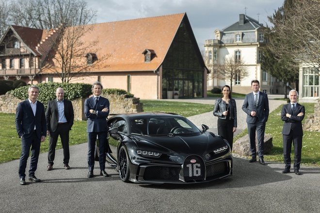 Cực phẩm Bugatti Chiron thứ 300 xuất xưởng, giá quy đổi hơn 90 tỷ đồng - 1