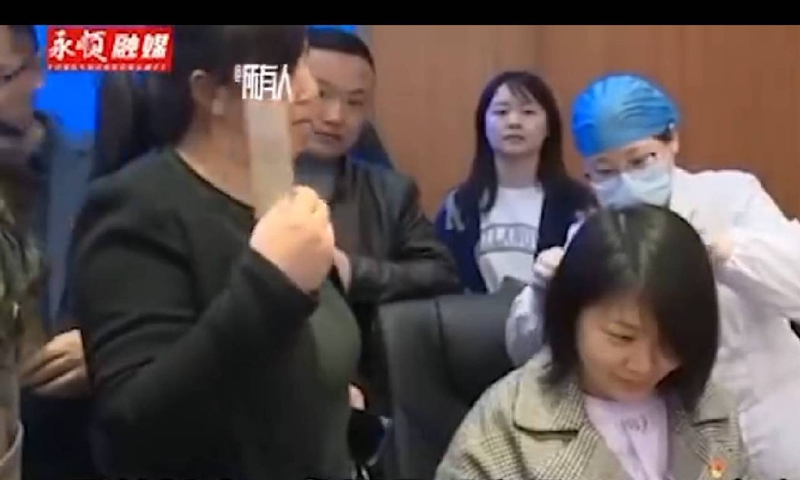 Chính quyền quận Yongshun thực hiện chiến dịch lấy mẫu tóc làm xét nghiệm ma túy cho 12.000 công chức trong quận kể từ tháng 3. Ảnh: Hoàn cầu