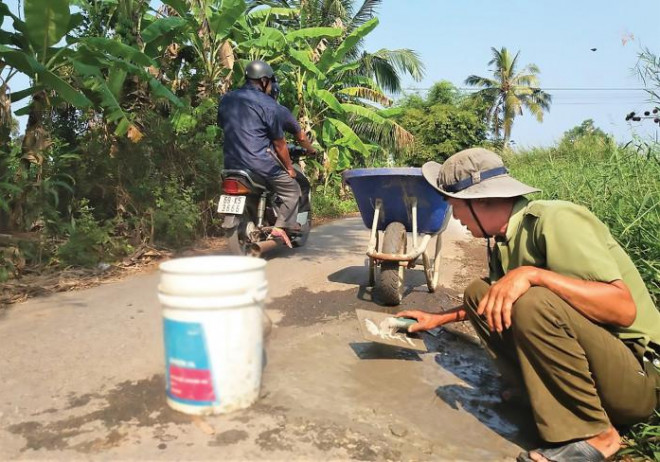 Nhiều năm nay, hình ảnh ông Út Giang cặm cụi vá đường đã trở nên quen thuộc với người dân xã Khánh Lâm, huyện U Minh, Cà Mau. Ảnh: Gia Minh