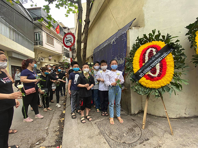 Phụ huynh, học sinh Trường Tiểu học Tô Vĩnh Diện, (Đống Đa, Hà Nội) đến thắp hương chia buồn. Chị Lê Thị Hường, (phụ huynh học sinh lớp 4A2) cho biết, con chị học cùng nạn nhân trong vụ cháy kinh hoàng xảy ra lúc rạng sáng. Khi hay tin cả gia đình tử vong, trong đó có cháu Tuệ Mẫn học cùng con chị khiến chị rất đau xót. “Chiều nay, tôi cùng nhà trường và các bạn trong lớp của Tuệ Mẫn đến thắp hương cho cháu bé và gia đình. Ai cũng xót xa khi sự việc xảy ra”, chị Hường ngậm ngùi nói.