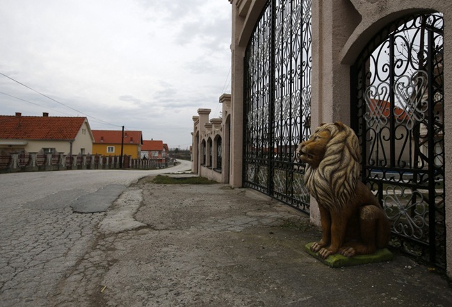 Làng Gomilica ở Serbia có những căn biệt thự rộng với hàng chục phòng của người dân xây dựng lên.
